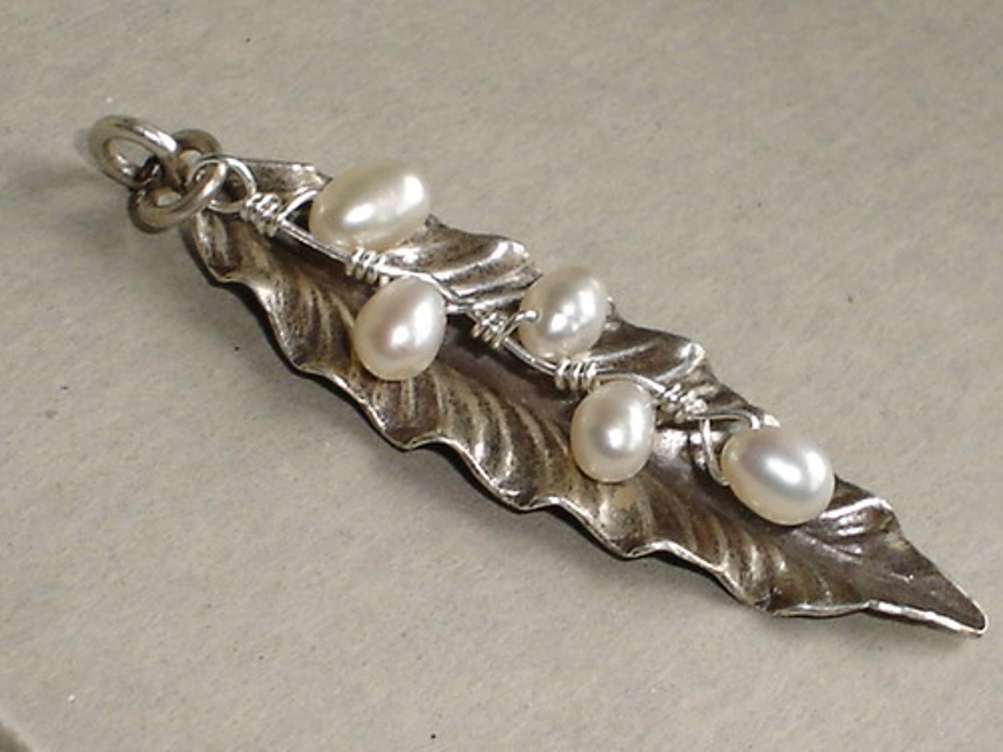 <p>(adj.) genuine, excellent; made of silver of standard fineness</p>