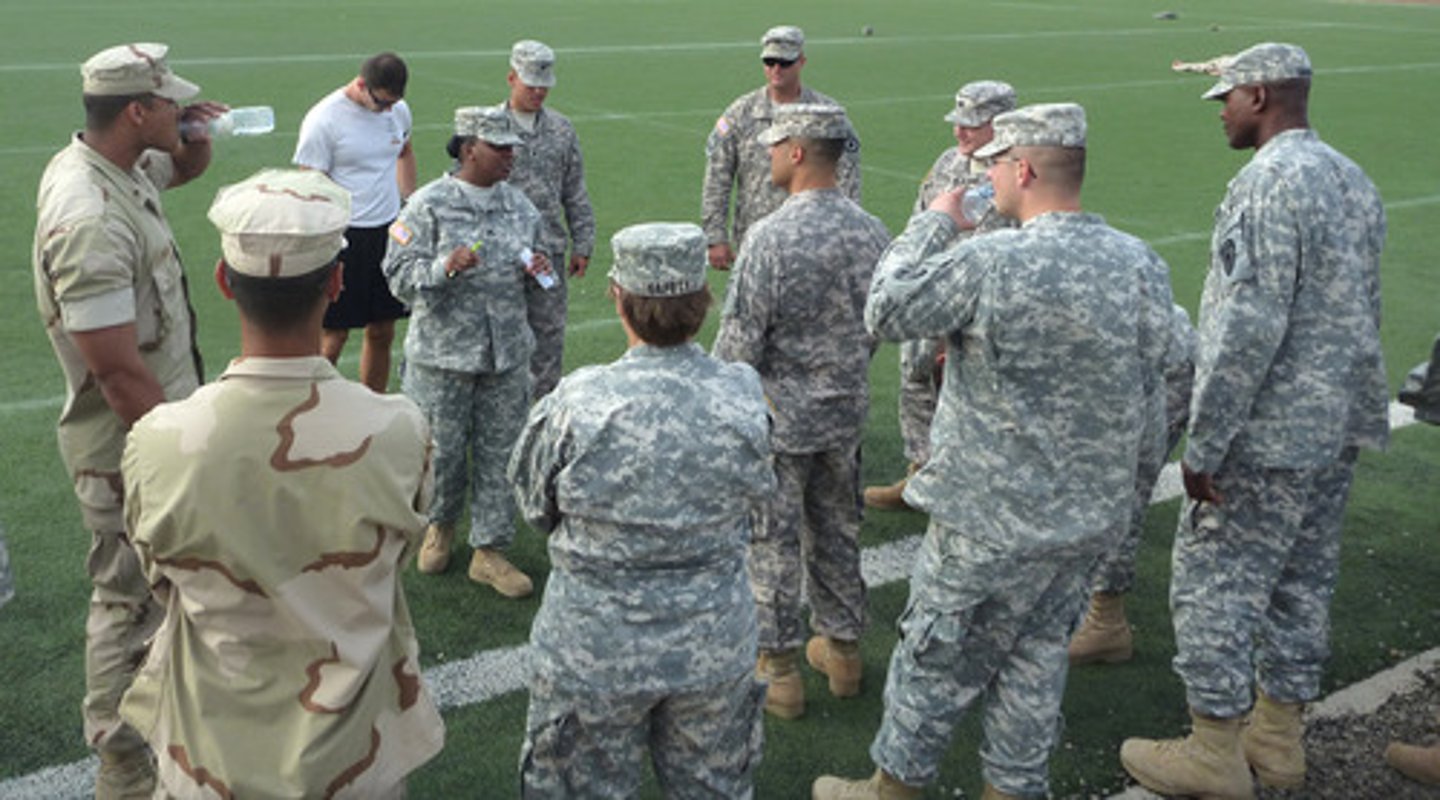 <p>nghiêm khắc</p>