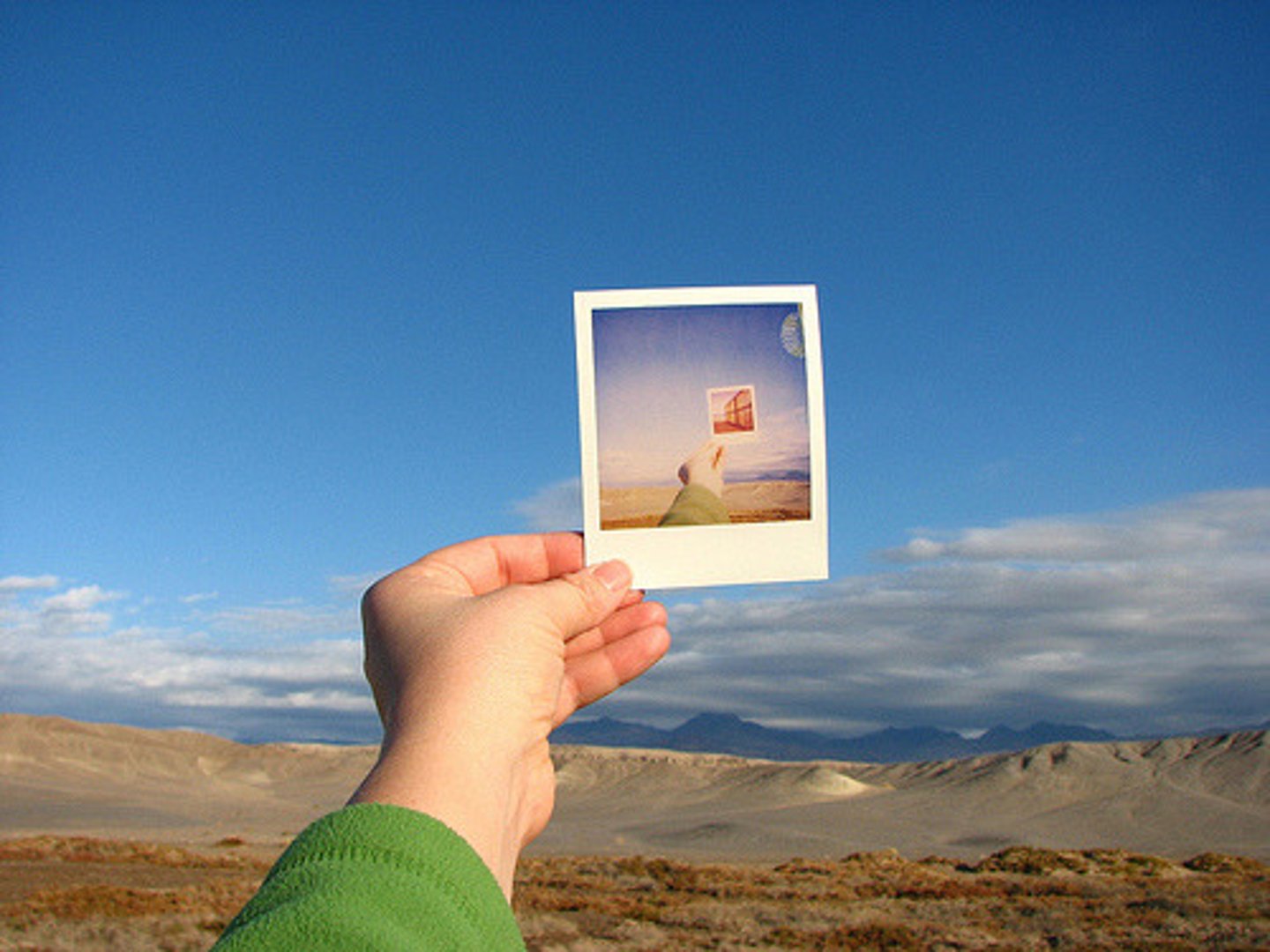 <p>resim</p><p>絵を描きます。</p><p>E o kakimasu.</p><p>Resim çizerim.</p><p>きれいな絵があります。</p><p>Kirei na e ga arimasu.</p><p>Güzel bir resim var.</p>