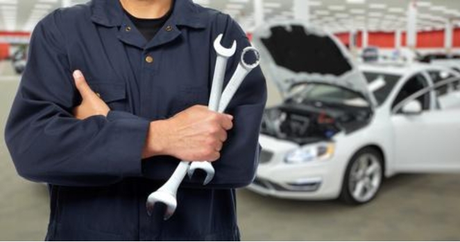 <p>If your car is examined and its parts are repaired, your car is <strong>serviced</strong>.</p><p><span>|ˈsɜːvɪs|</span></p><p>Проводить технический осмотр, ремонтировать (машину)</p>