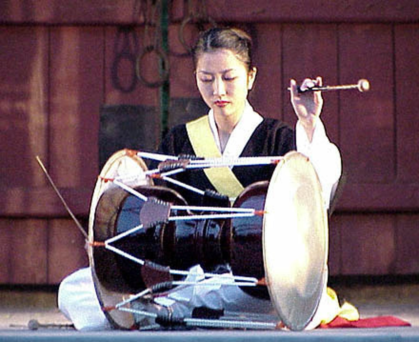<p>-Japanese hour glass shaped drum</p><p>-tension of head is always at maximum</p><p>-drum head is heated over hibachi grill before performance</p><p>-tension creates dry-hard sound</p>