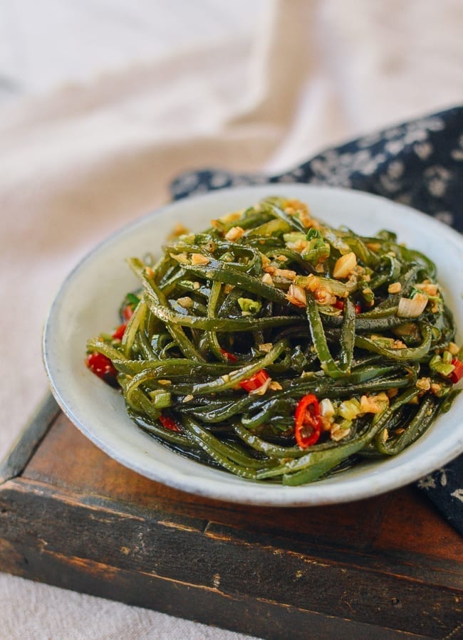 <p>many colours, multicellular, forms plant-like structures (kelp) </p><p>ex: kelp can be eaten as food or used as thickener</p>