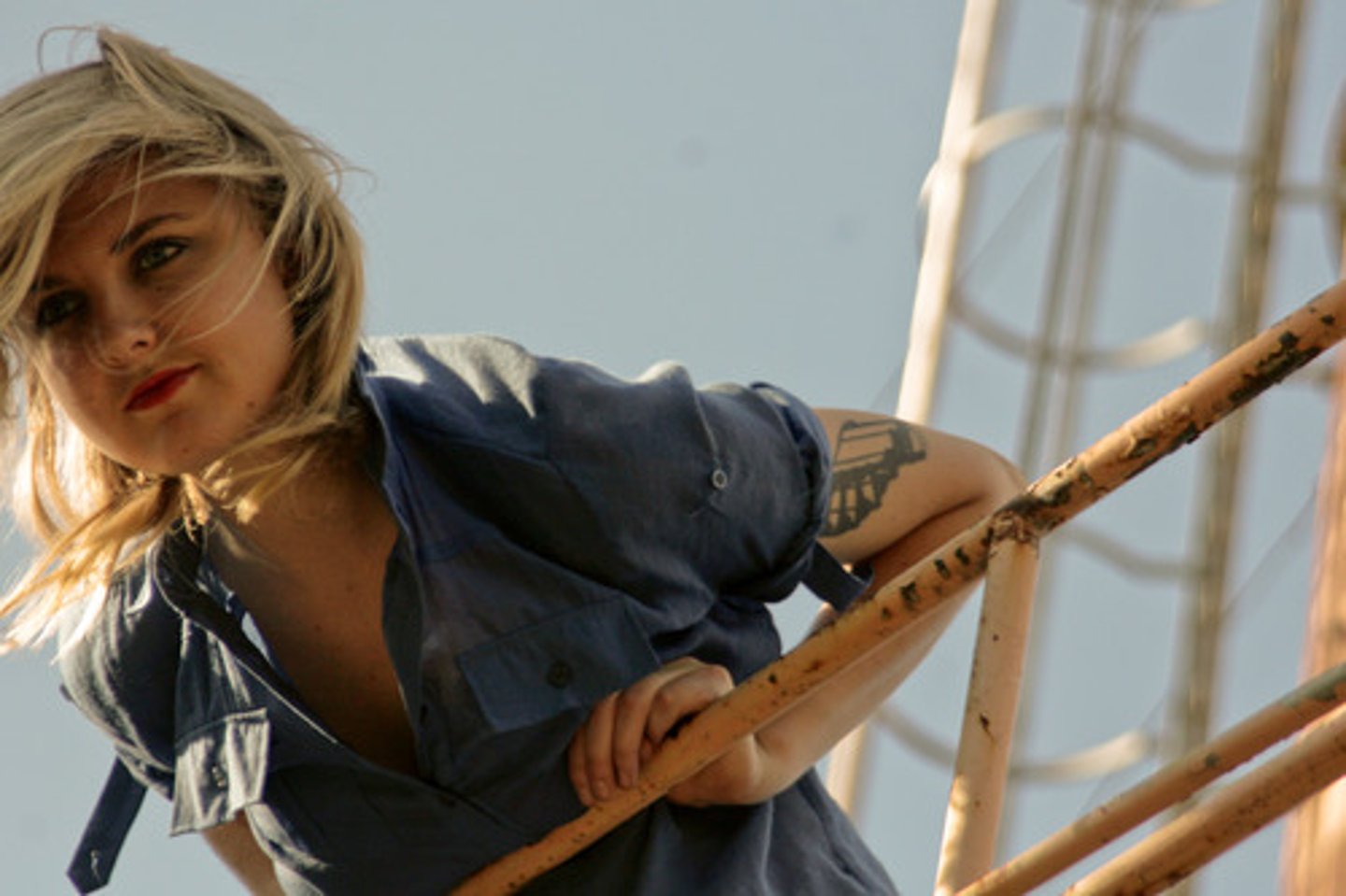 <p>опираться на, погружаться в</p>