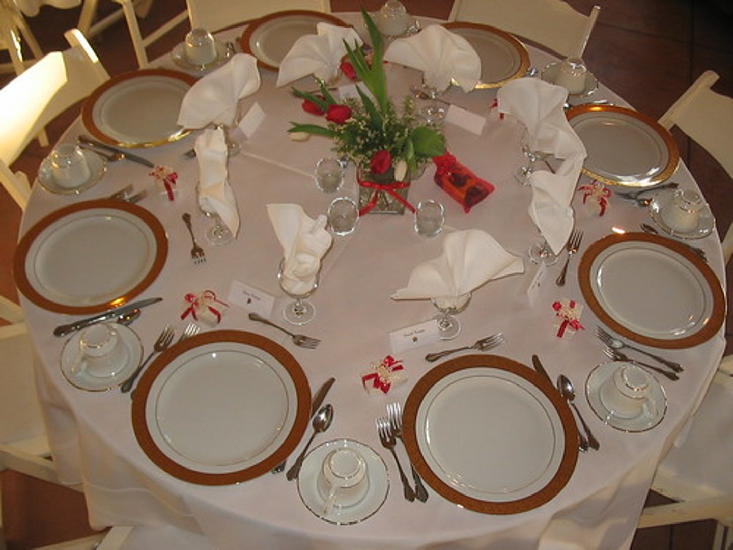 <p>to set the table</p>