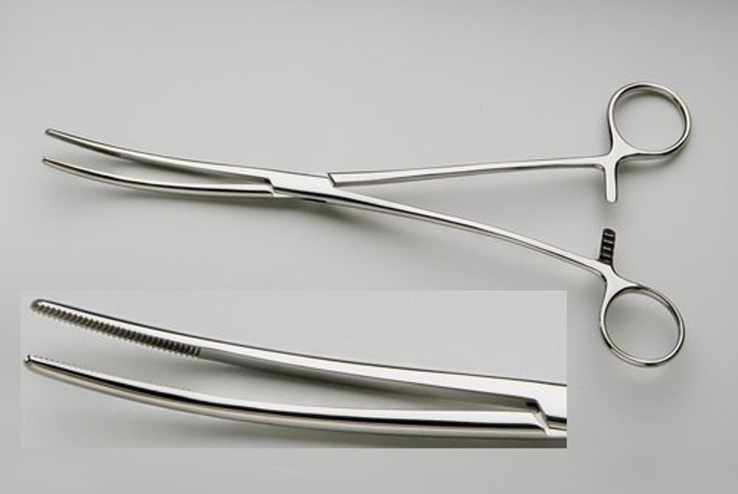 <p>Used for removing or applying uterine dressings.</p>