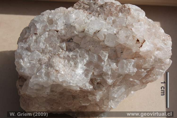 <p>Generalmente incolora o blanca, brillo vítreo. Exfoliación cúbica perfecta. Sabor salino distintivo. Muy soluble en agua. Blanda (dureza 2.5).</p>