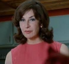 La mère de Nicolas. Elle aime son fils et son mari. Elle aime faire la cuisine.