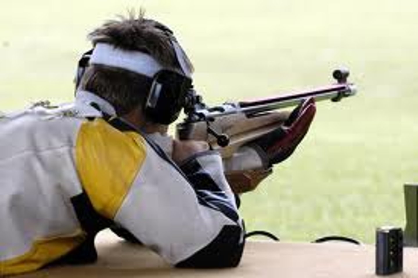 <p>(n) phát súng, phát bắn, tiếng súng</p>