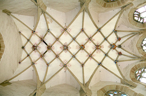 <p>Sklepienie żebrowe, w którym gęsta siatka krzyżujących się żeber pokrywa całą powierzchnię, zacierając podział na przęsła. Żebra nie schodzą się w jednym punkcie, lecz tworzą rombowy wzór</p>