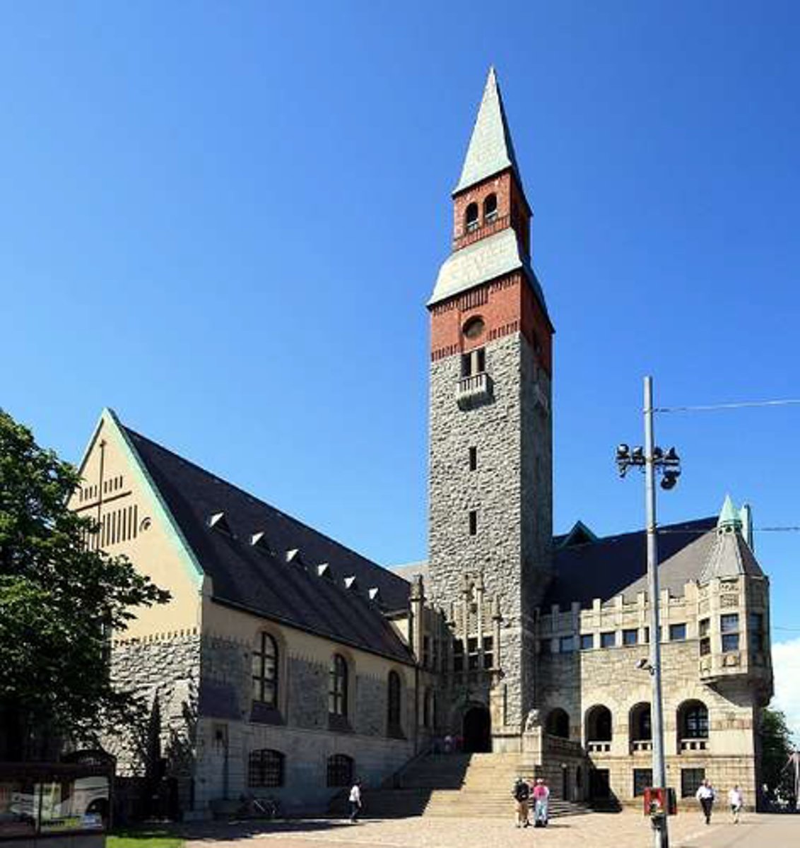 <p>wat schuilt er in de architectuur van Gesellius-Lindgren-Saarinen (Nationaal Museum - Helsinki 1905)? waarin zie je dit?</p>