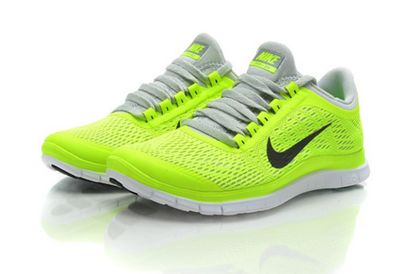 <p>las zapatillas de deporte</p>