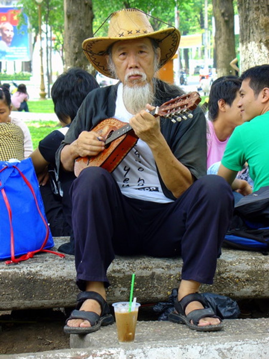 <p>to play an instrument/to touch</p>