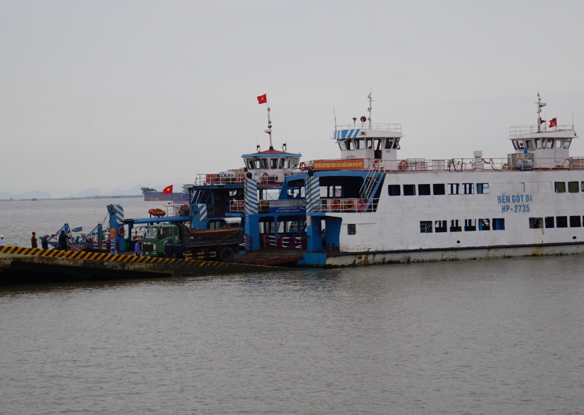 <p>ferry (N)</p>