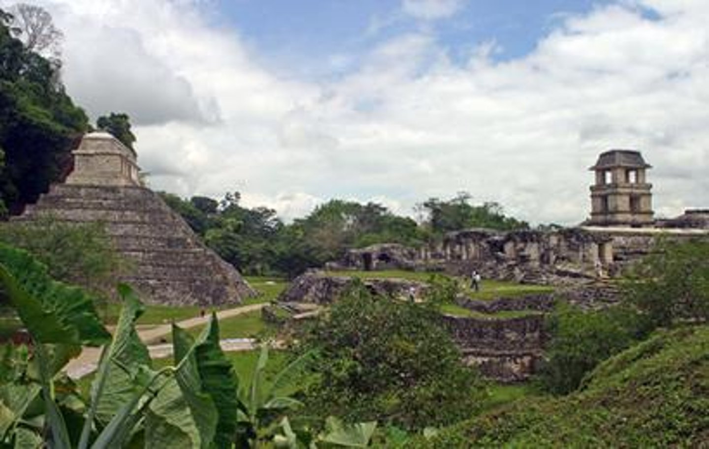 <p>stone buildings, wide plazas, ball courts</p>