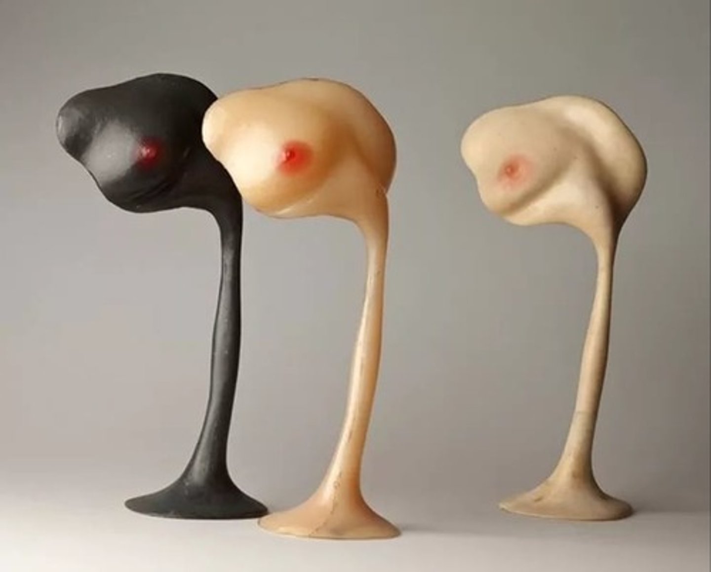 <p>nowe materiały (plastik, żywica, barwiony poliester)</p>