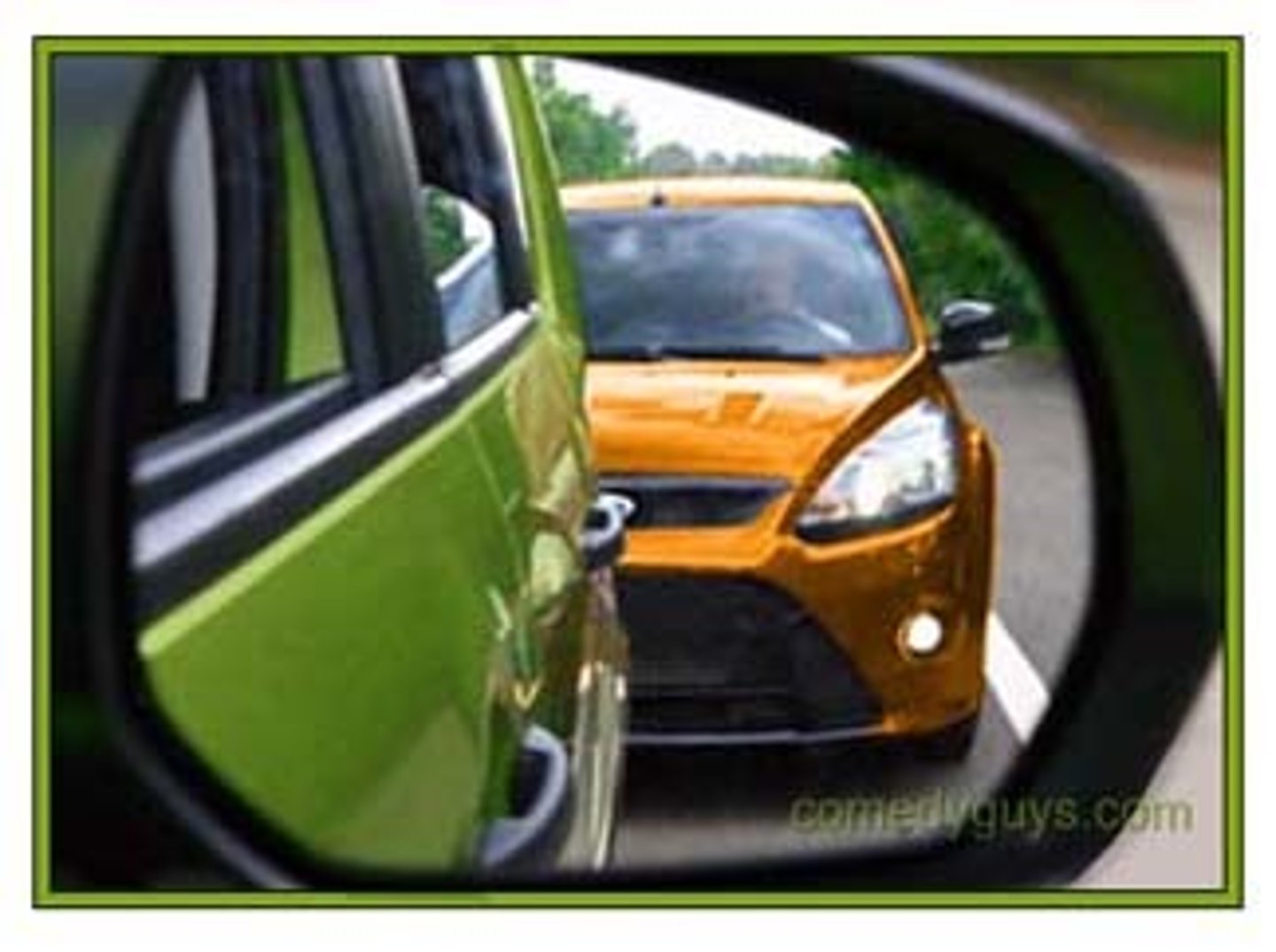 <p>phía sau một chiếc xe</p>