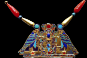 <p>Pectoral and Necklace of Sithathoryunet with the name of Senworset II</p>
