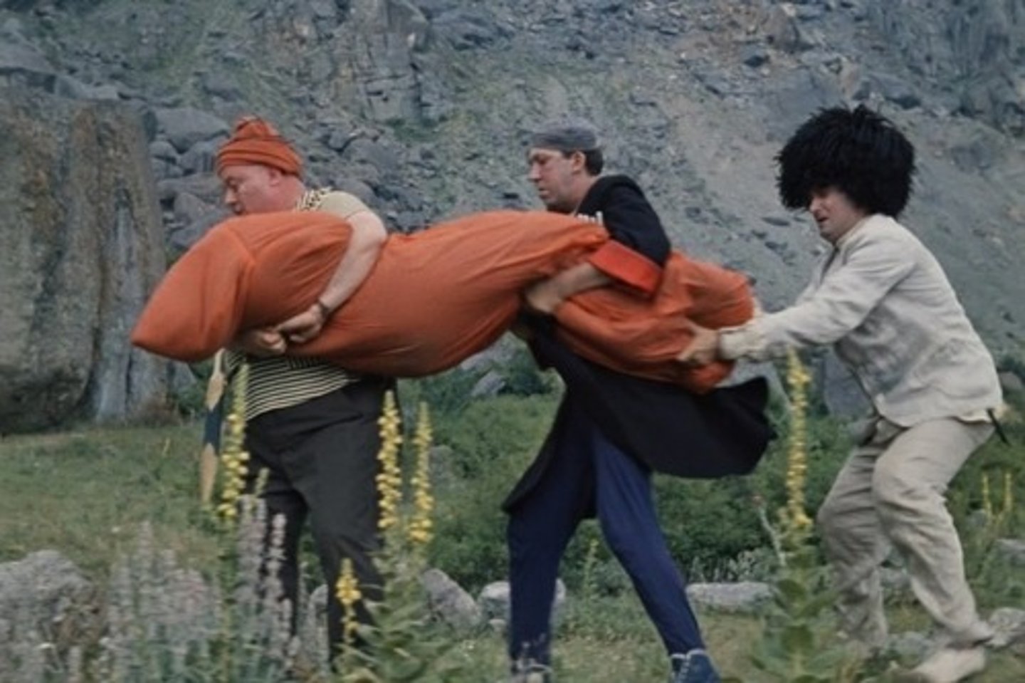 <p>to force someone to go somewhere with you, often using threats: bắt cóc</p>