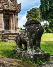 <p>depicts as the <strong>as the guard of the main entrance of the temple</strong></p>