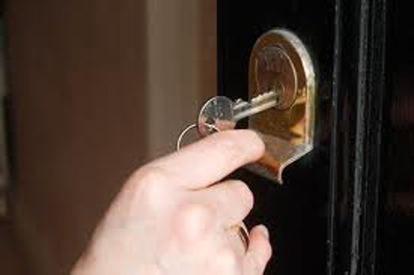 <p>cerrar con llave</p>