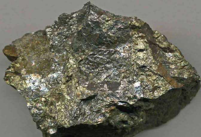 <p>Luster that refers to a reflective, opaque appearance similar to polished metal</p>