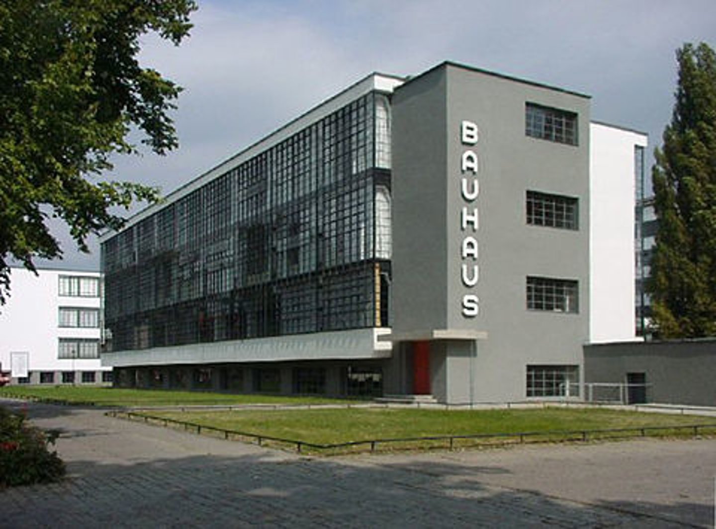 <p>Це будівля праворуч/ліворуч</p>