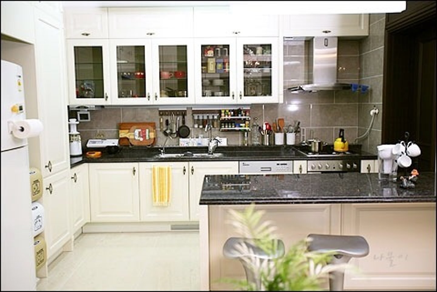 <p>dapur, ruang masak</p>