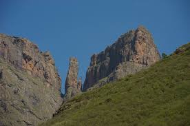 <p>Wat is die rots in die uKhahlamba-Drakengsberge wat 'n baie skerp punt het?</p>