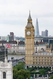 <p>A tall tower with a clock, often found in public squares or buildings.</p><p>‘‘Big Ben is the most famous <strong>clock tower</strong> in England.’’ </p>