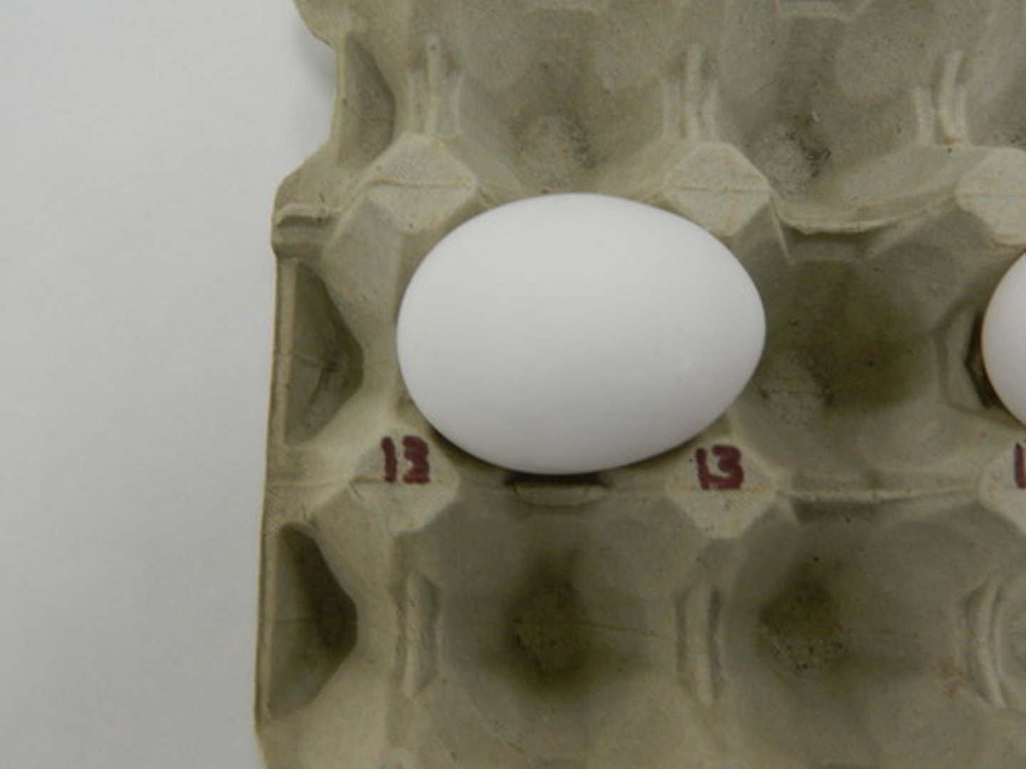 <p>mỏng manh, yếu ớt</p>