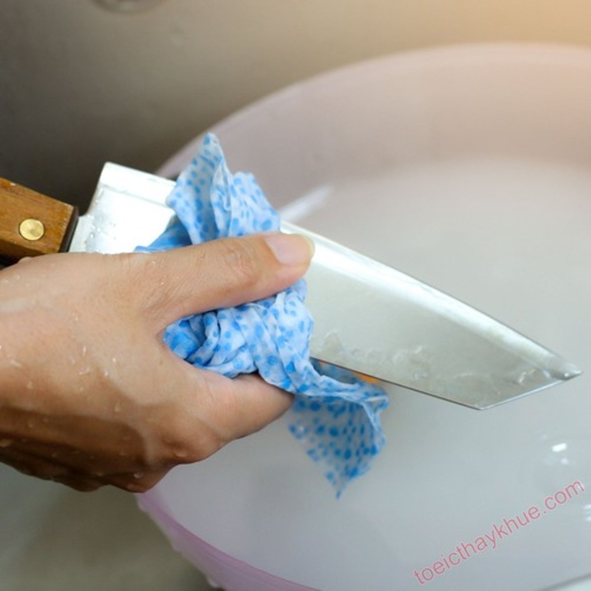 <p>rửa dao sau khi sử dụng</p>