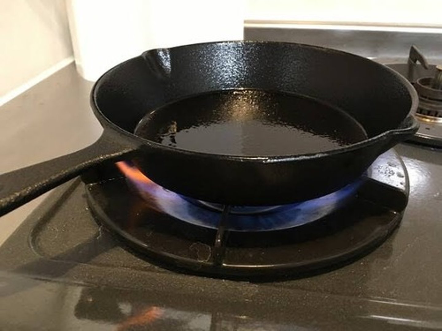 <p>đổ dầu vào</p>