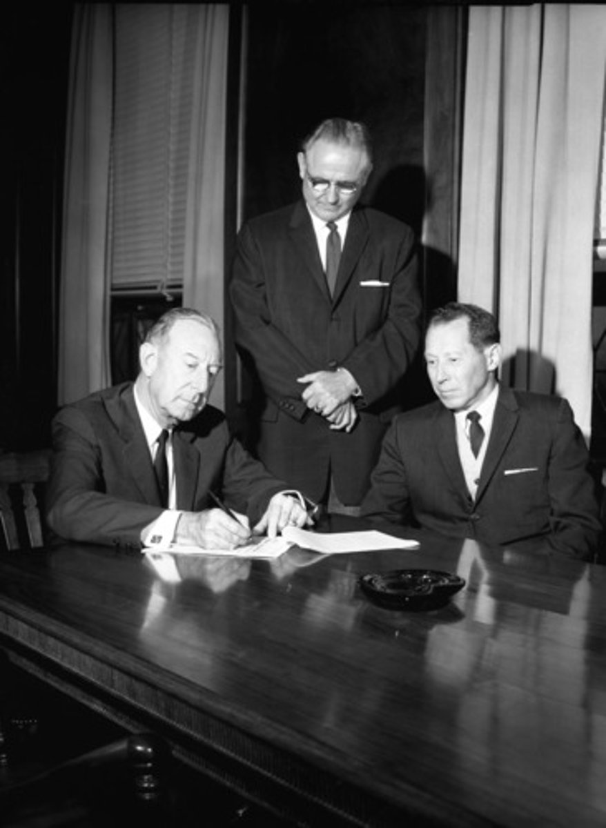 <p>thuộc về hợp đồng</p>