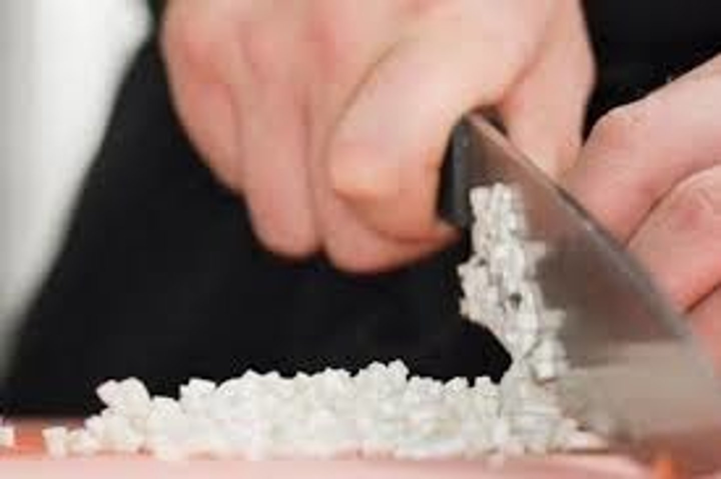 <p>cortar en pedacitos</p>