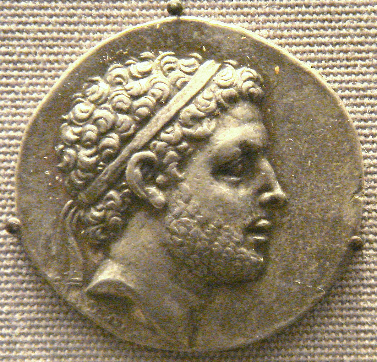 <p><span style="background-color: transparent;">band of fabric or leather worn around the head, could be adorned with ornaments</span></p>