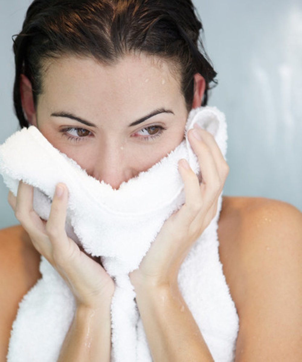 <p>to wipe one's face with a towel</p>