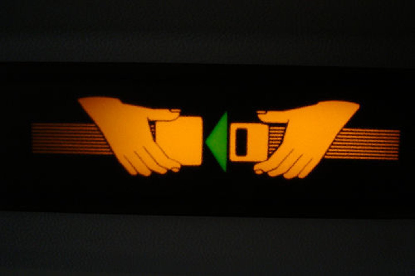 <p>to buckle, to fasten</p>