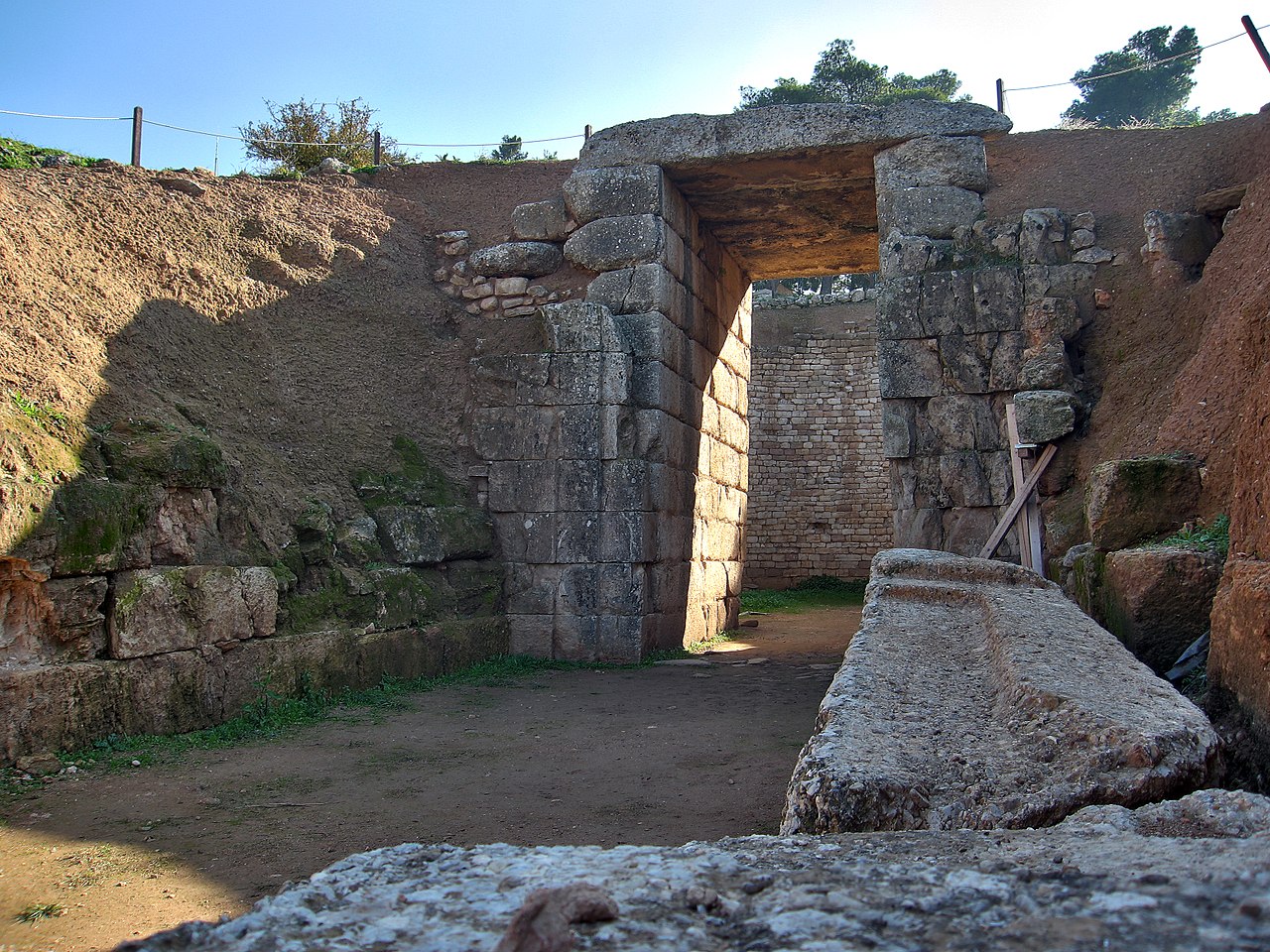 <ul><li><p>Characteristic tomb(s) of the Myceneans in Crete</p></li><li><p>Stone-built Beehive Tomb that began to appear in Crete due to the advance there of the Myceneans around 1450 / 1375 BCE</p><ul><li><p>Built massive beehive-shaped vaulted tombs</p></li><li><p>They were 49 feet in diameter</p></li><li><p>Also on mainland Greece</p></li></ul></li><li><p>Characterized by</p><ul><li><p>the dead having been buried with a rich assortment of weapons, tools, jewelry, and vases containing foods and drinks</p></li><li><p>the widespread use of metal in the warriors’ tombs of this type</p></li></ul></li><li><p>It is possible that the people buried in these tombs are later moved to the other characteristic tomb of Mycenean Greece when new burials take place</p></li><li><p>Pictured is the namesake and iconic “Lion” version of this tomb </p></li></ul><p></p>