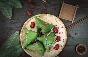 <p>粽子 (zòngzi)</p>