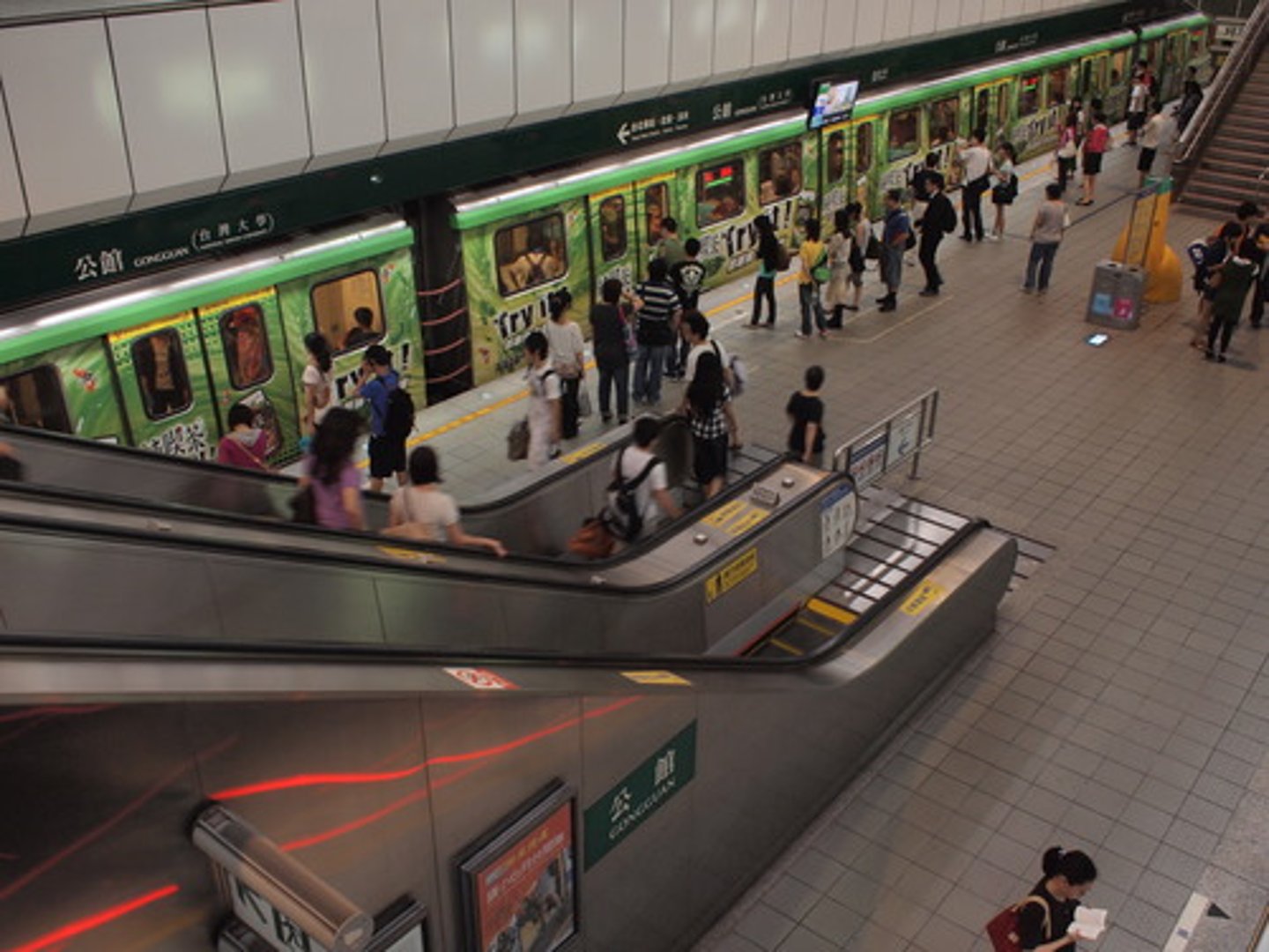 <p>subway station</p>