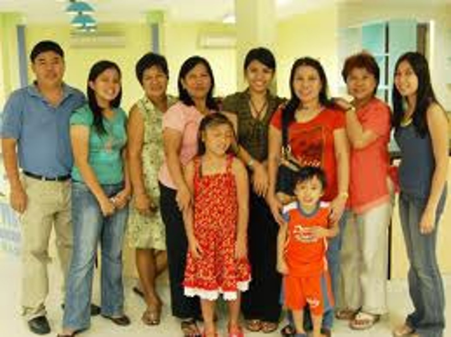 <p>có liên quan đến ai/ cái gì</p><p>ex: Education levels are strongly related to income.</p>