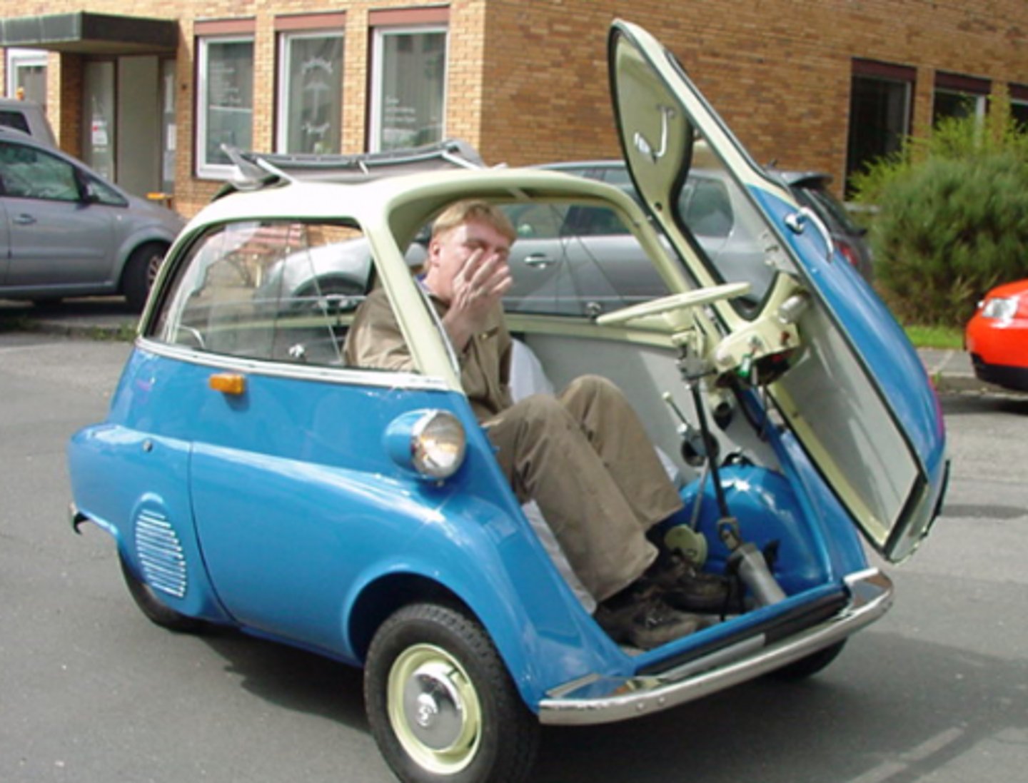 <p>có vấn đề, không bình thường, buồn cười</p>