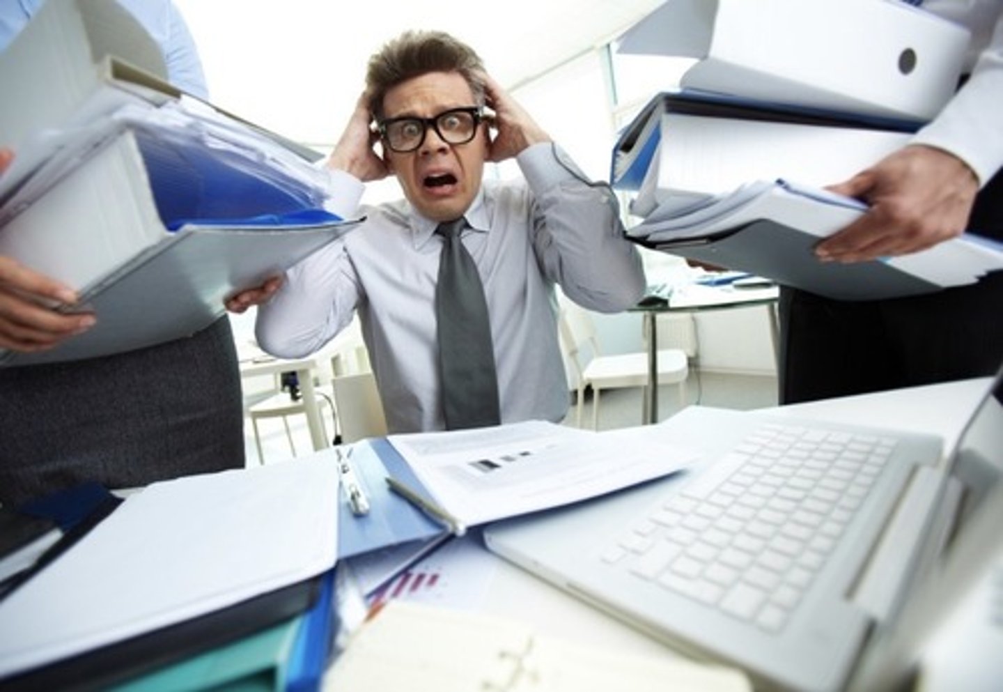 <p>gây áp lực</p>