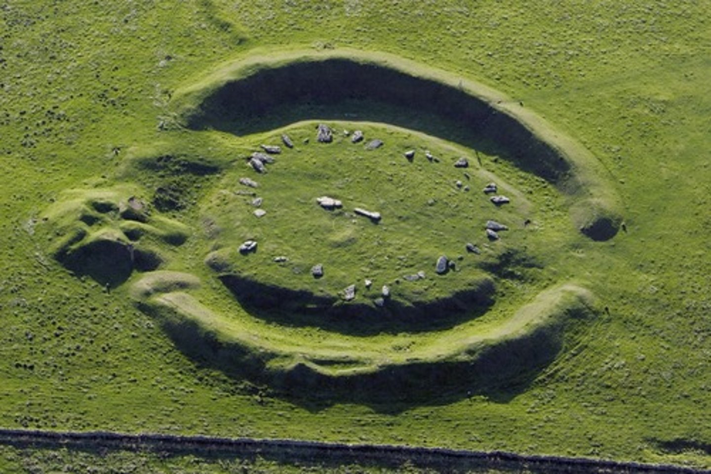 <p>Circular ditches around which some megalithic monuments are arranged (Stonehenge)</p>
