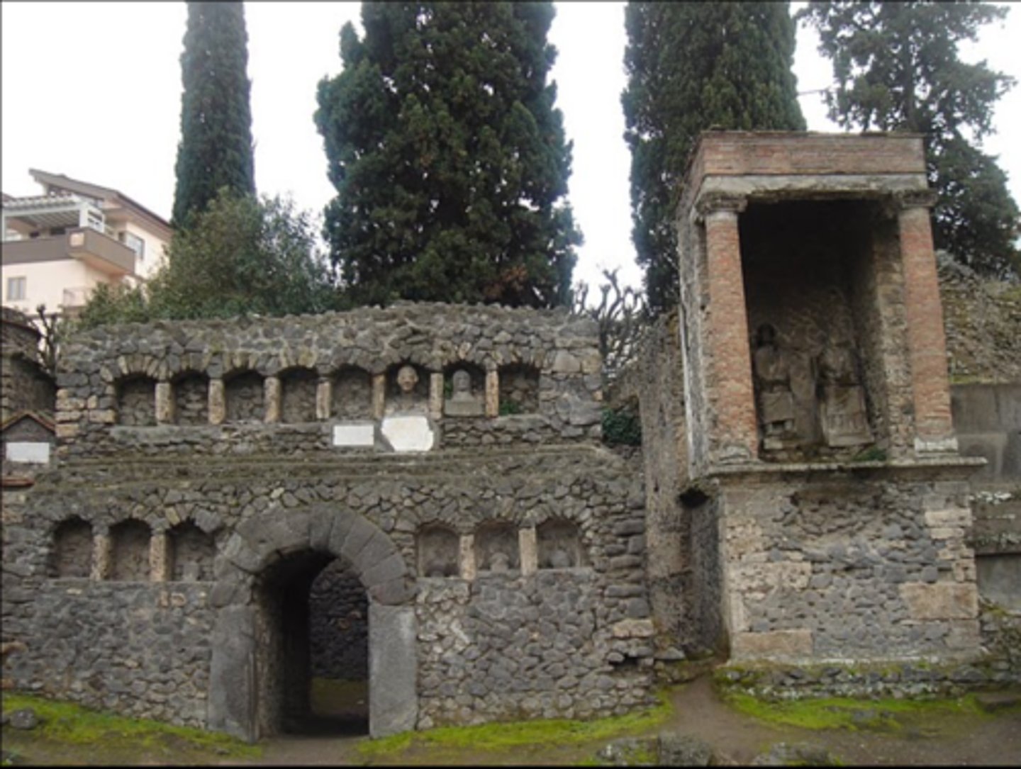 <p>- Tomb of the Flavii: Late Republican, Pompeii</p><p>- Niches contain portrait busts, cinerary urns, or sometimes both</p><p>- Each niche is labeled with the deceased's name</p>