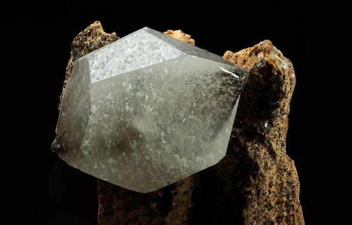 <p>Luster that appears as a bright, smooth, reflection of transparent or transluscent material that appears as glass</p>
