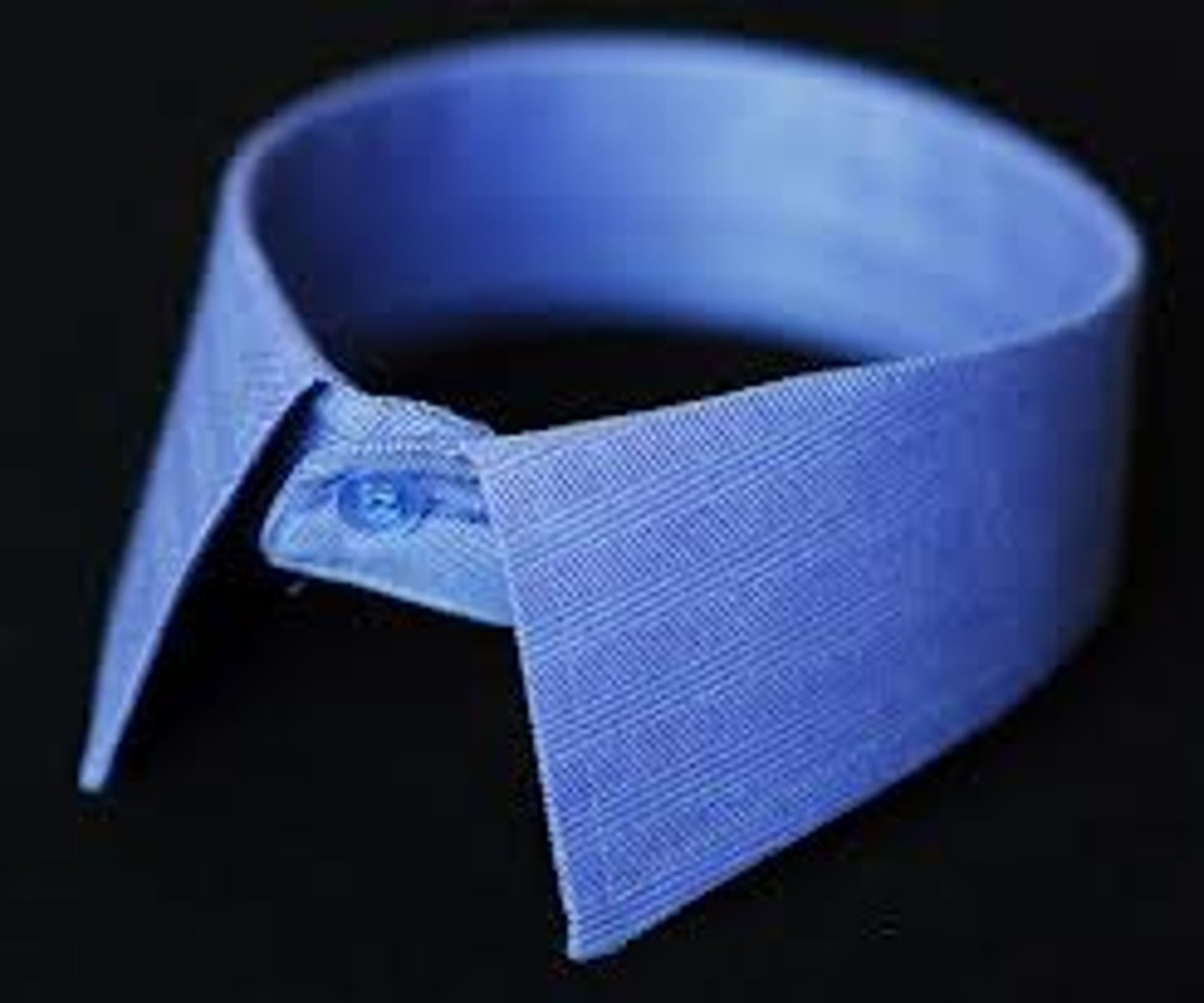 <p>the part of a shirt or jacket that goes round your neck.</p>