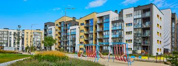 <p><strong>complex </strong>(n) /ˈkɒmpleks/ E.g. They live in a large apartment complex.</p>