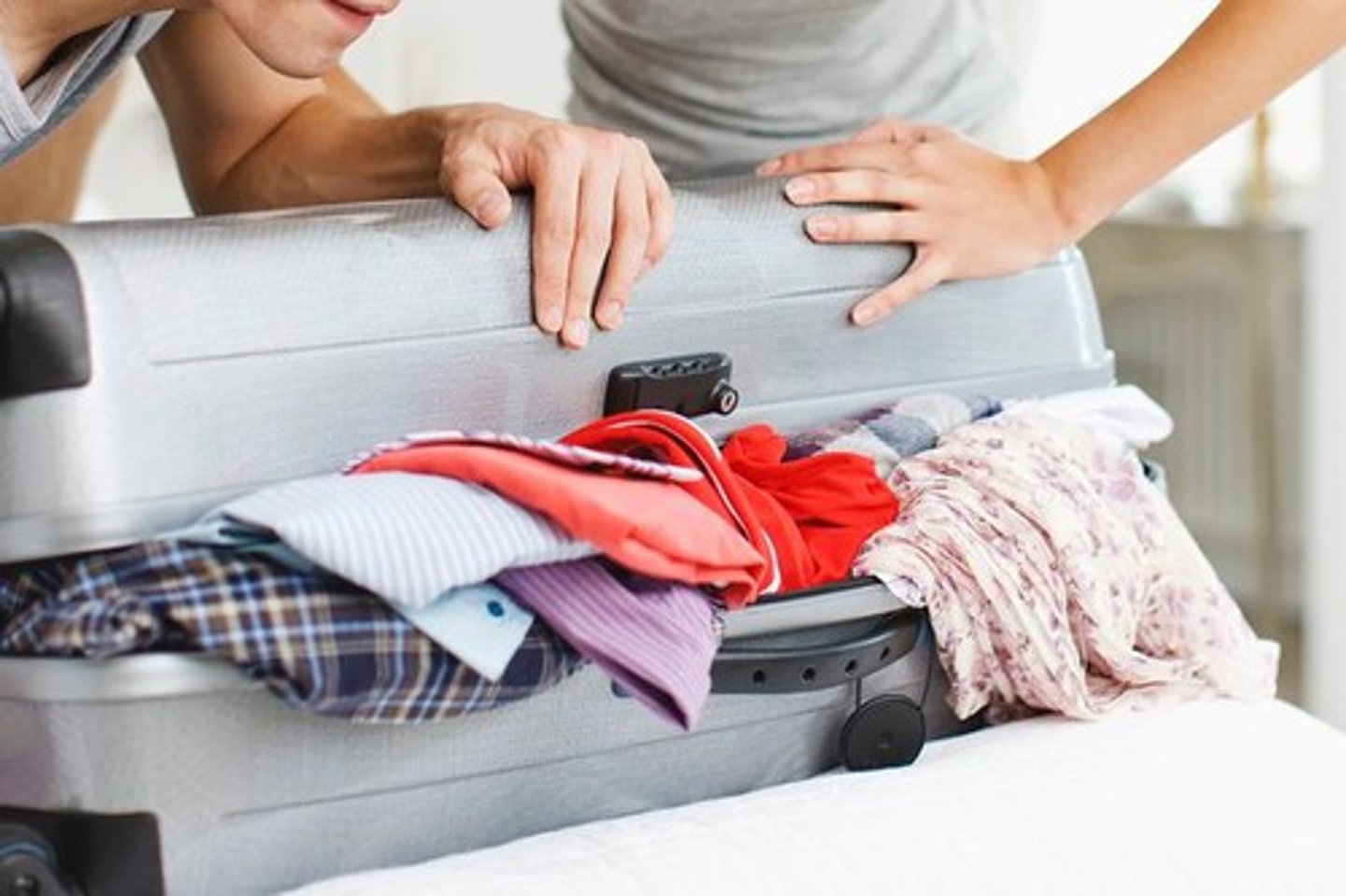 <p>(adj.)多餘的，額外的</p>