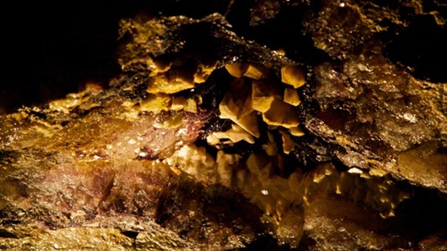 <p>Mineral</p><p>Color: white/clear</p><p>Other:</p><p>A form of calcite that grows in the shape of dog's teeth, often in limestone caves near pools of water.</p><p>reacts to acid</p><p>rhomohedral crystals</p>